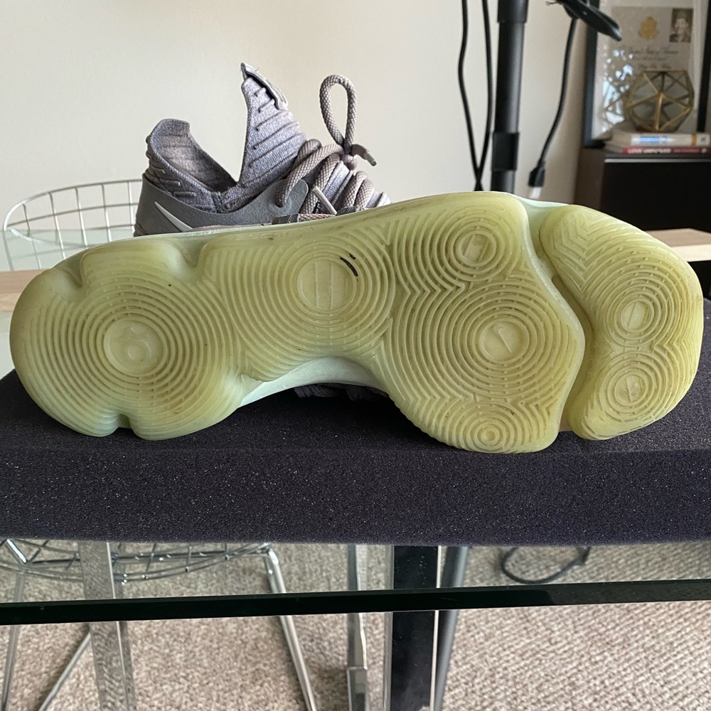 Nike Kevin Durant Basketball Shoes - Picture 2 of 6